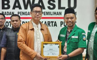 Ketua dan Anggota Bawaslu Jakarta Pusat Foto Bersama Ketua PC GP Ansor Jakarta Pusat