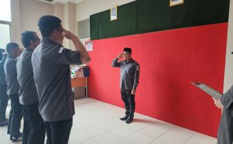 Anggota Bawaslu Kota Jakarta Pusat, Wahidin saat memimpin apel (26/1)