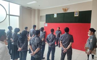 Kepala Sekretariat Bawaslu Jakarta Pusat, Yunanto Dwi Prabowo saat memimpin apel pagi.