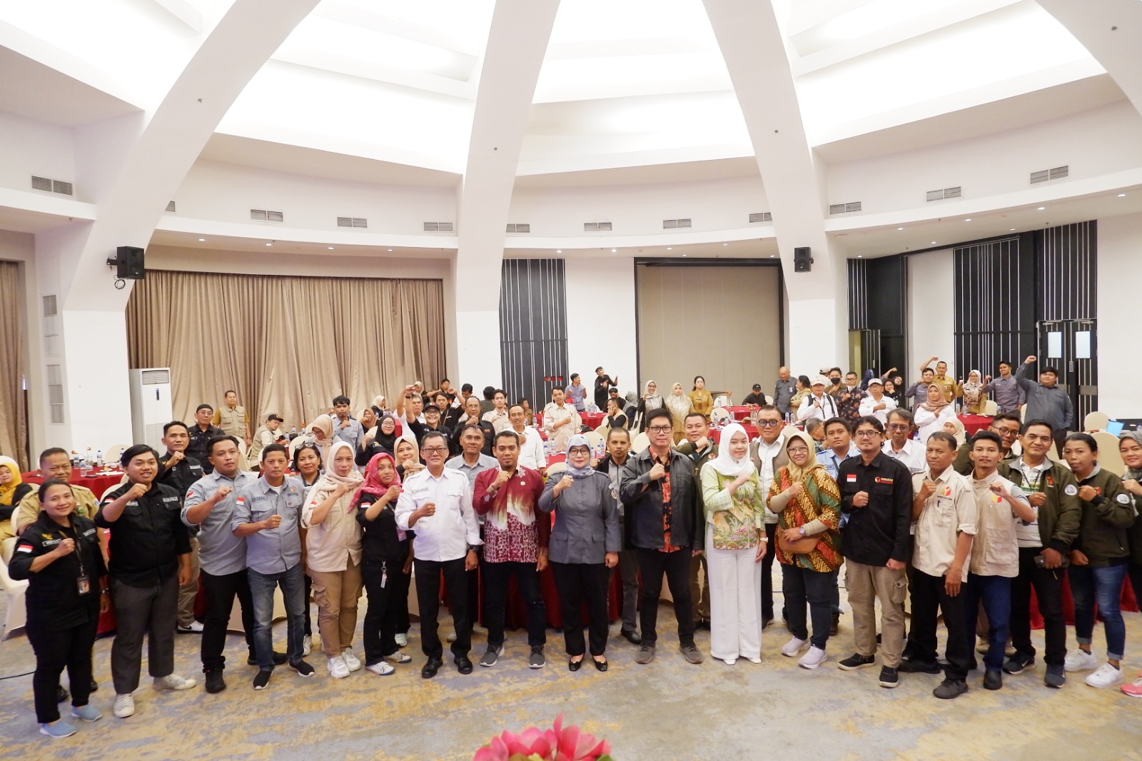 Foto Bersama, Ketua dan Anggota Bawaslu Kota Jakarta Pusat dan Peserta dalam Kegiatan Peningkatan Kapasitas Bagi Aparatur Pengawas Pemilu Bawaslu Kota Jakarta Pusa, yang dilaksanakan pada Jum'at (05/02/2024) di Yuan Garden Hotel, Pasar Baru, Jakarta Pusat. (