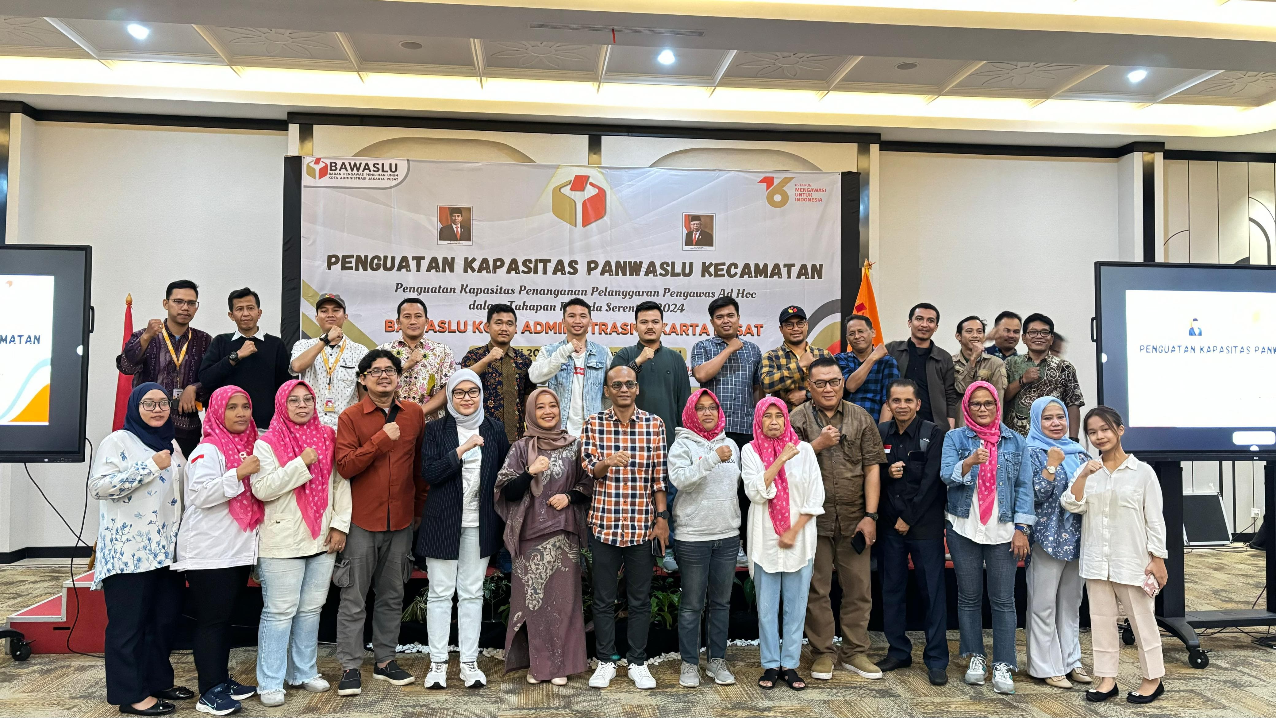 Foto Bersama Anggota Bawaslu Jakarta Pusat, Narasumber dan Seluruh Peserta.