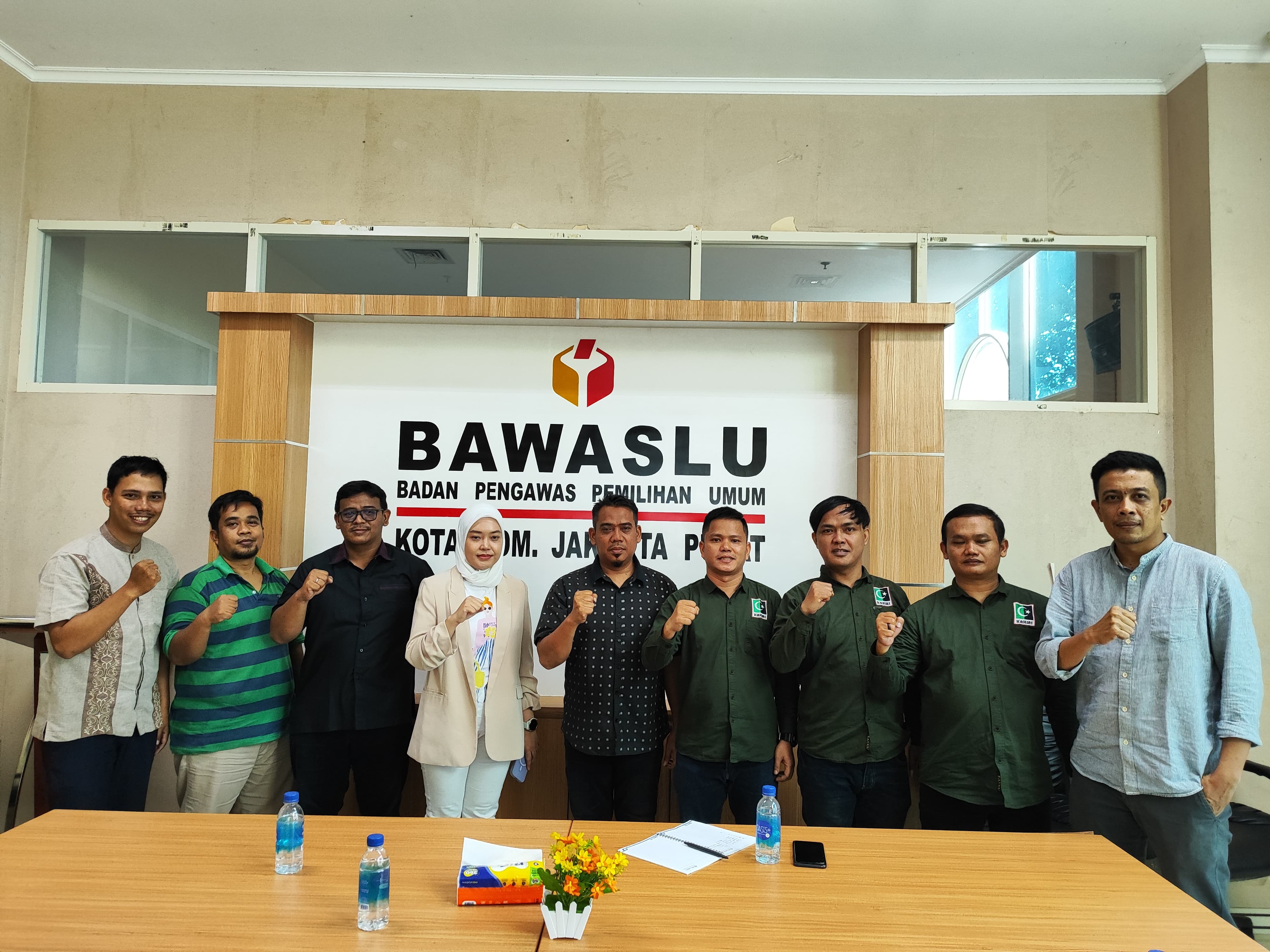 Foto Bersama Anggota Bawaslu Jakarta Pusat dengan KAHMI Jakarta Pusat pada audiensi di kantor Sekretariat Bawaslu Jakarta Pusat. (9/8)