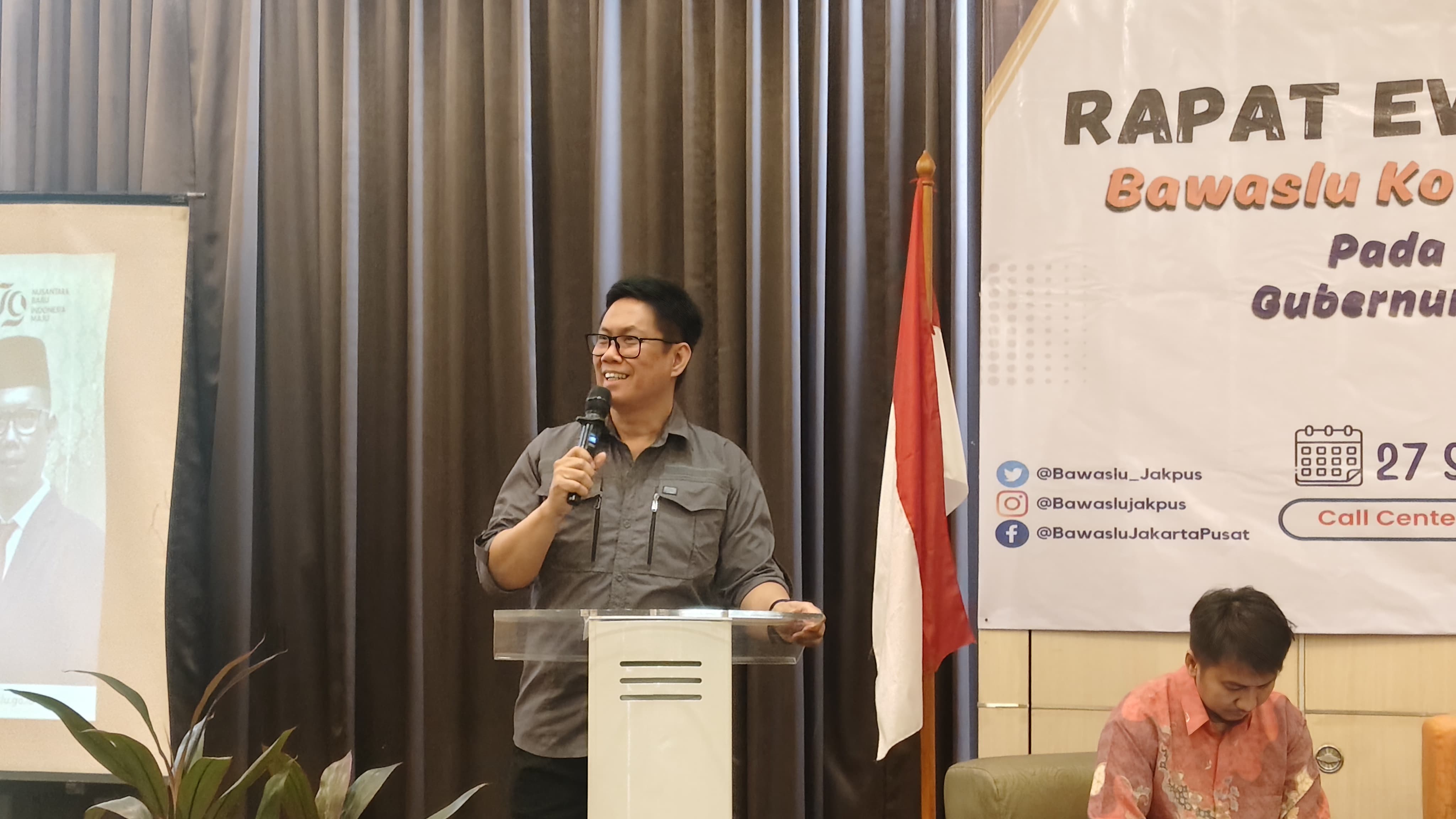 Christian Nelson Pangkey, Ketua Bawaslu Jakarta Pusat saat memberikan arahan pada Rapat Evaluasi Kelembagaan. (27/9)