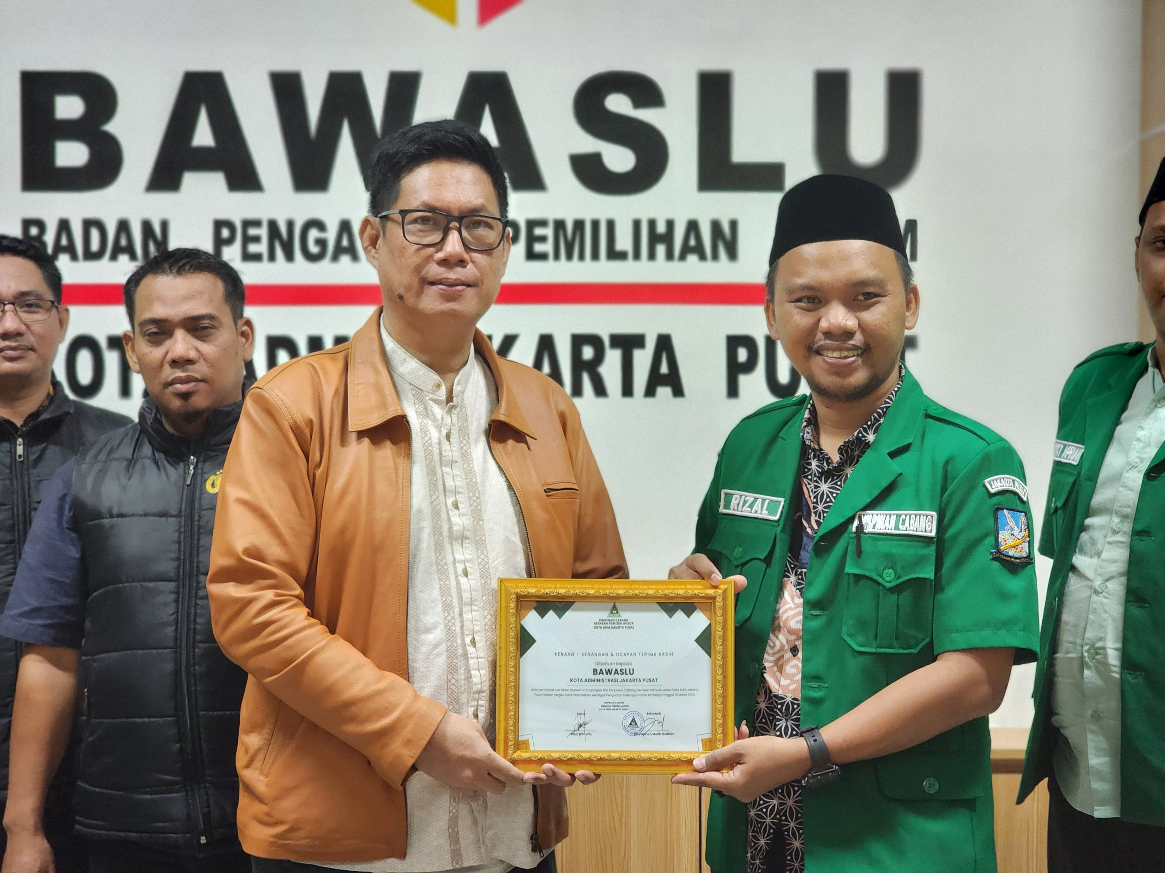 Ketua dan Anggota Bawaslu Jakarta Pusat Foto Bersama Ketua PC GP Ansor Jakarta Pusat