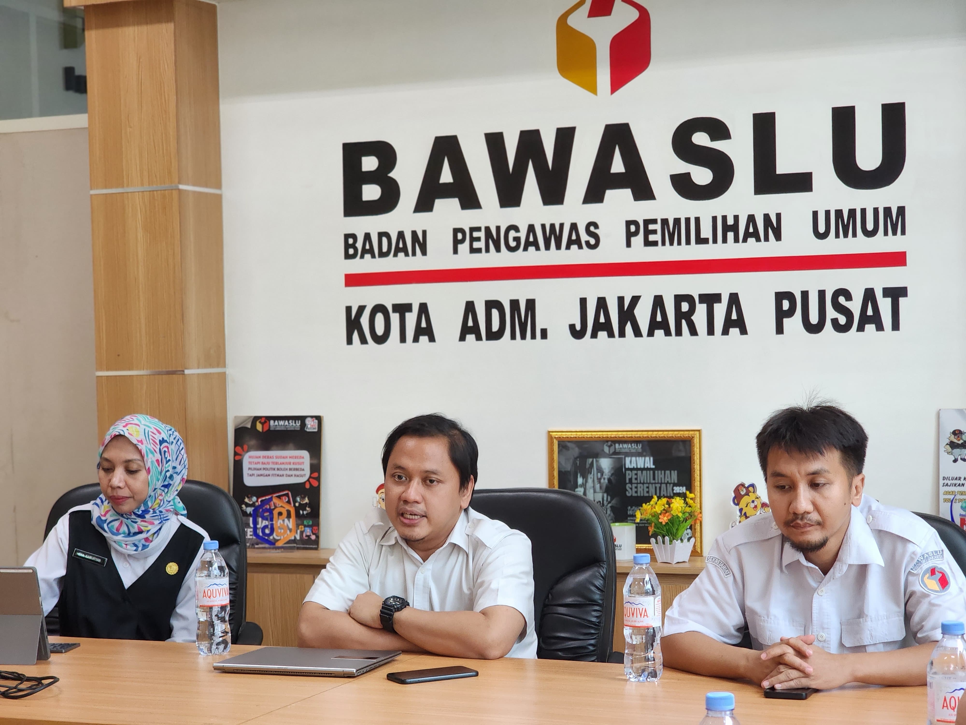 Kepala Sekretariat Bawaslu Jakarta Pusat, Yunanto Dwi Prabowo (Tengah) saat memimpin rapat
