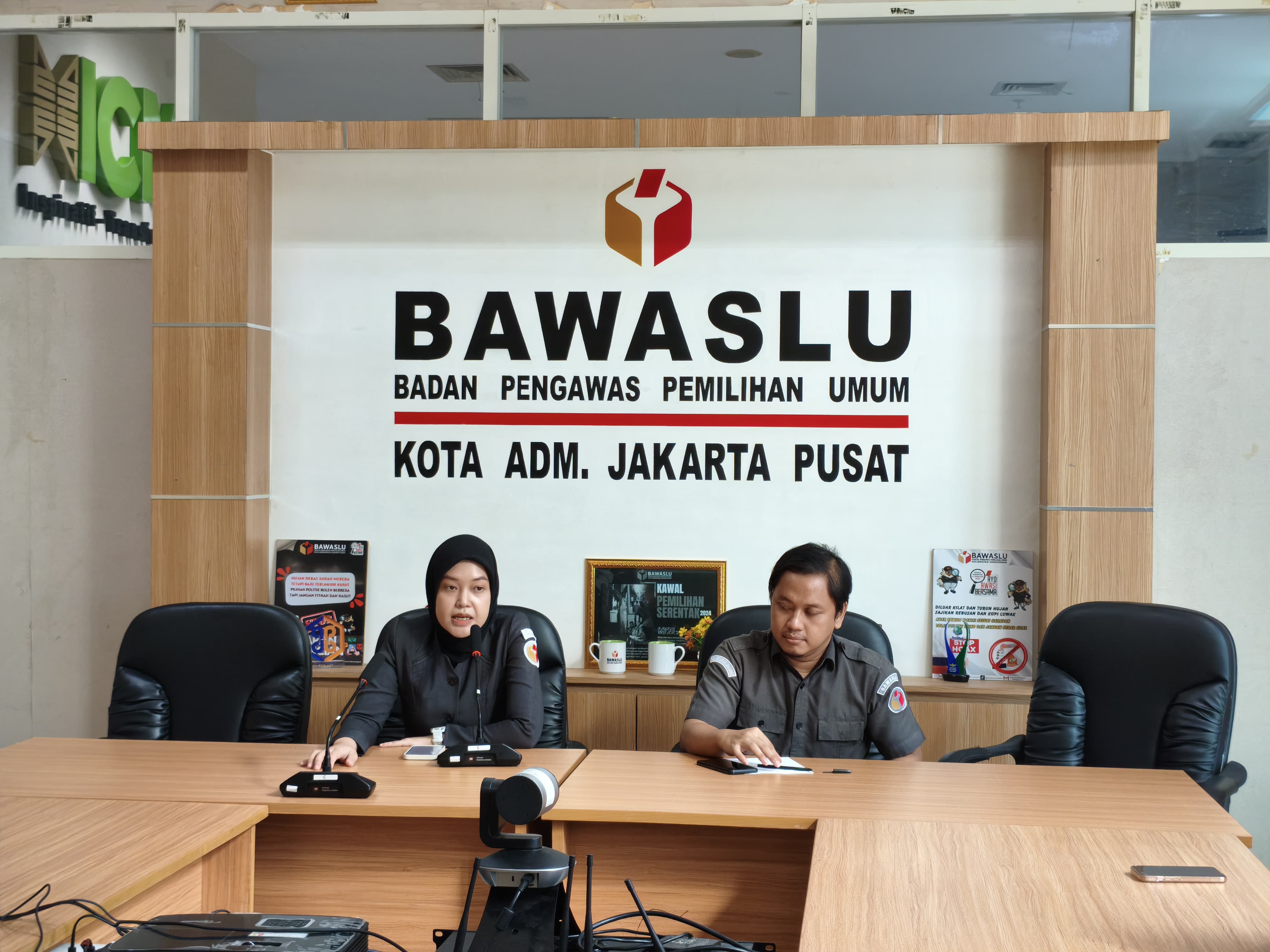 Koordinator Divisi SDM Organisasi dan Diklat, Widya Rastika Wulan(Kiri) saat memimpin jalannya rapat.