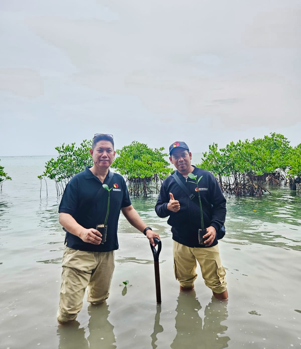 Ketua Bawaslu Jakarta Pusat, Christian Nelson Pangkey(kiri) bersama Anggota Bawaslu Kota Jakarta Pusat, Wahidin(kanan) laksanakan tanam pohon integritas di Kepulauan Seribu.