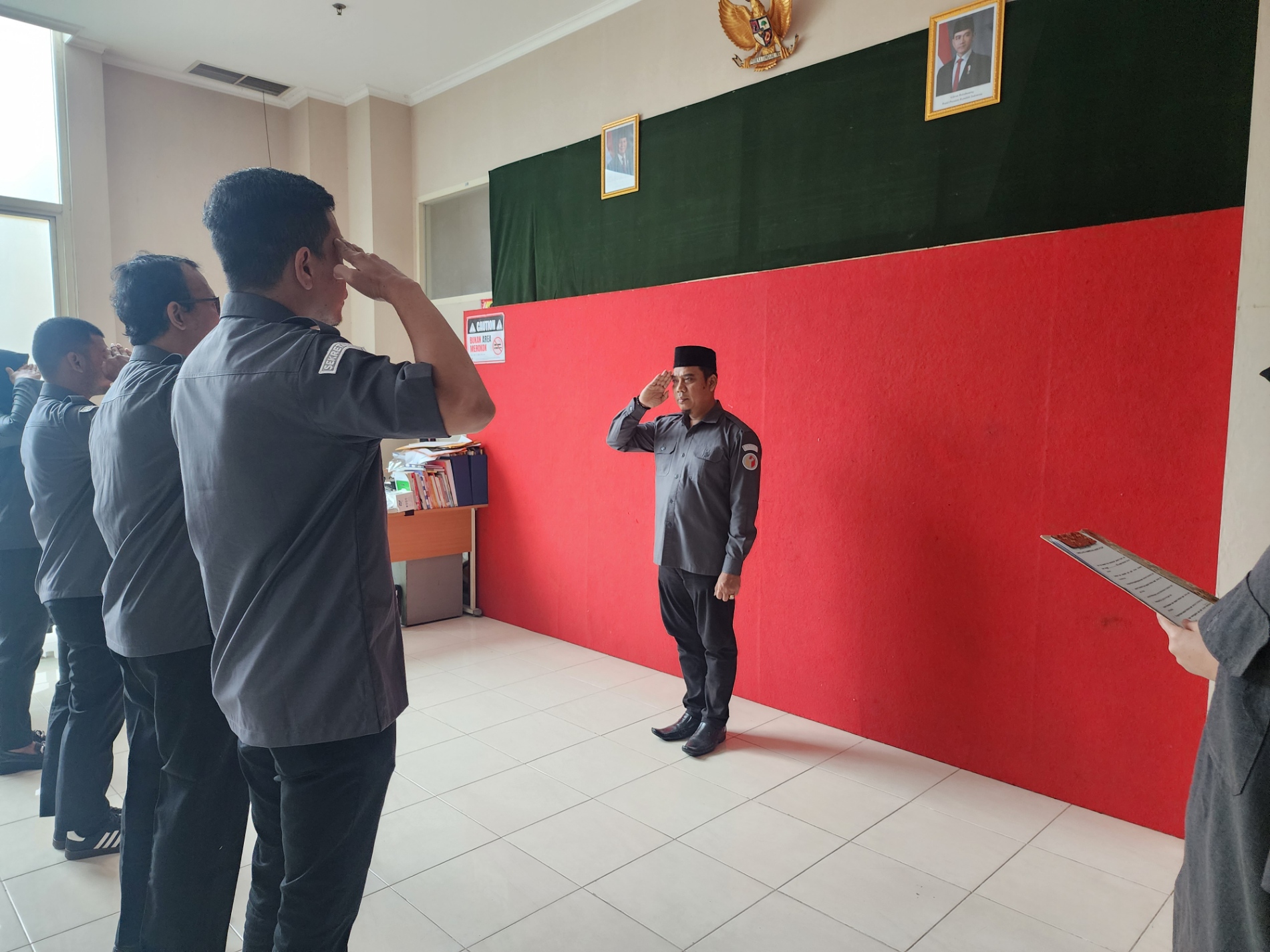 Anggota Bawaslu Kota Jakarta Pusat, Wahidin saat memimpin apel (26/1)