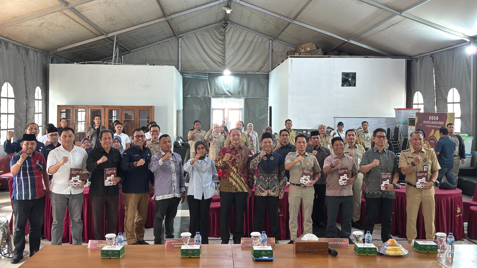 Foto Bersama dalam Rapat Koordinasi dan Konsolidasi KPU Jakarta Pusat