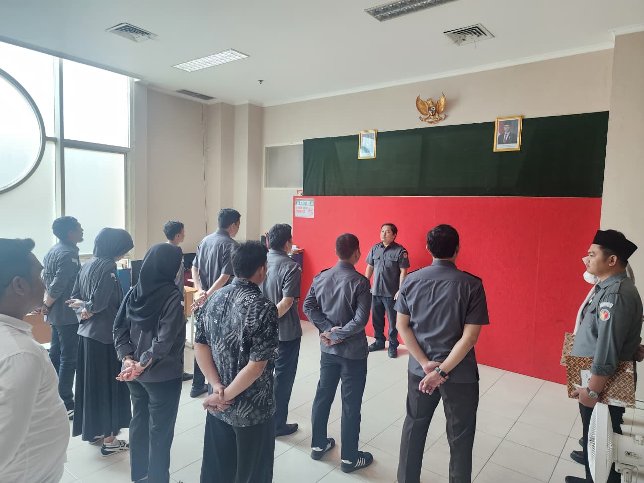 Kepala Sekretariat Bawaslu Jakarta Pusat, Yunanto Dwi Prabowo saat memimpin apel pagi.