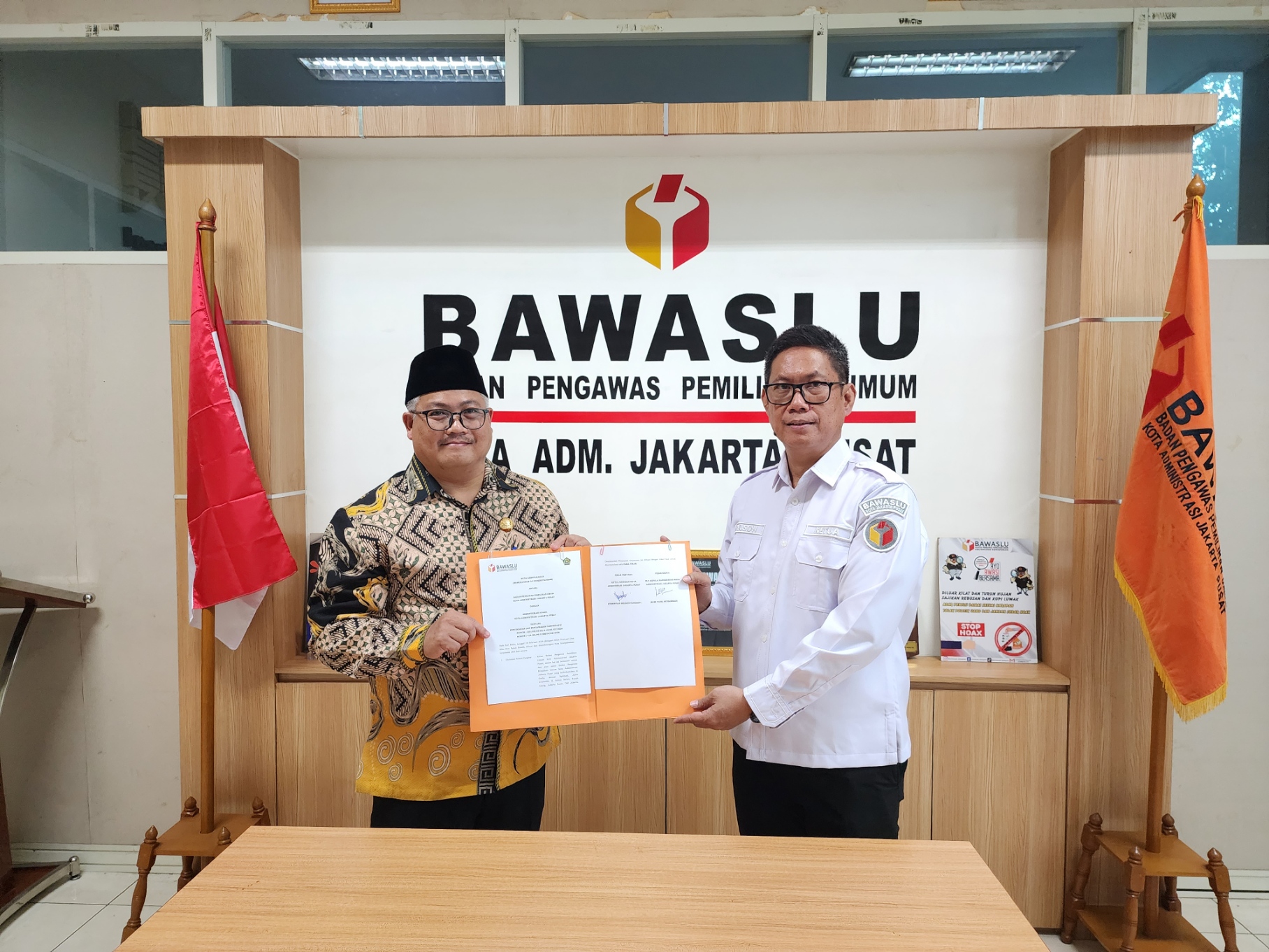 Penandatanganan MoU Antara Bawaslu Jakarta Pusat dengan Kemenag Jakarta Pusat