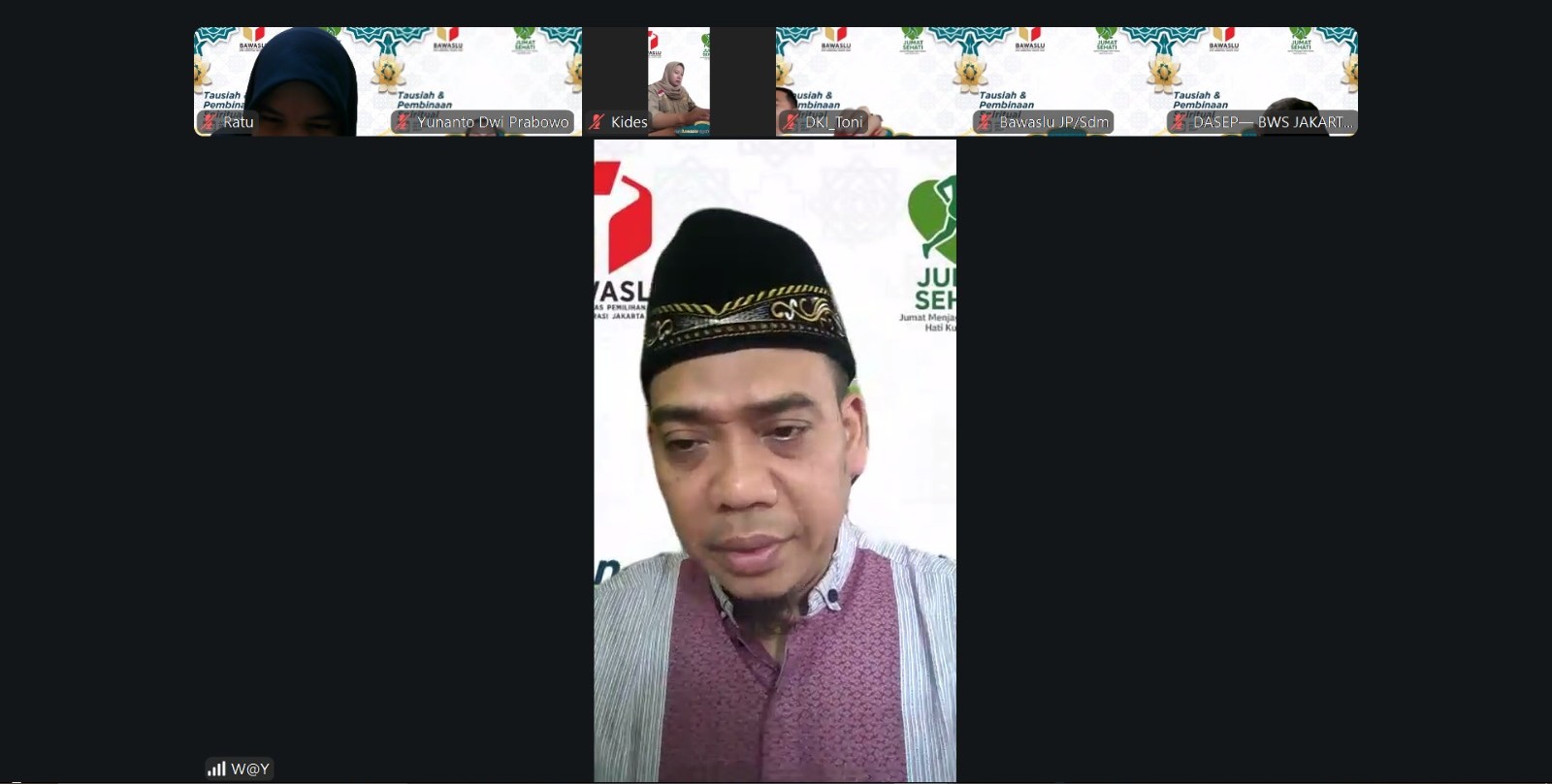 Koordinator Divisi Hukum dan Penyelesaian Sengketa, Wahidin saat membawakan Tausyiah dalam kegiatan Jumat Sehati