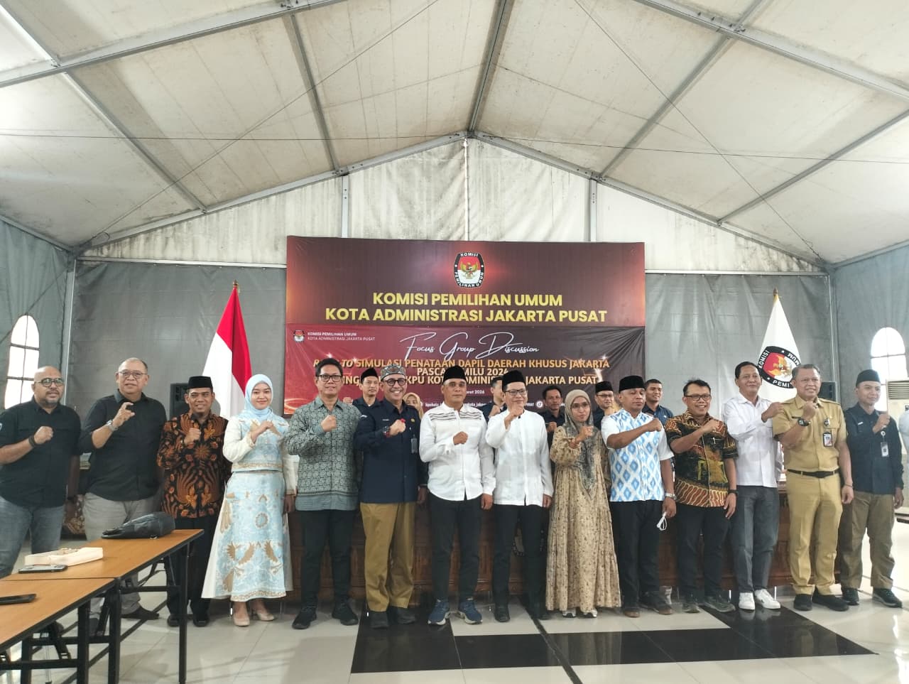 Foto bersama dalam kegiatan FGD yang diselenggarakan KPU Jakarta Pusat.
