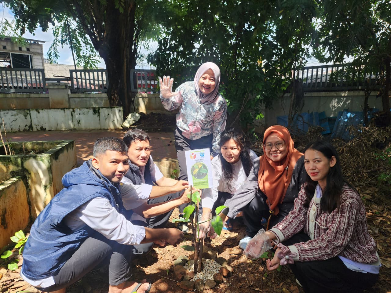 Pemeliharaan Pohon Manggis Dalam Program Jumat Sehati Bawaslu Jakarta Pusat