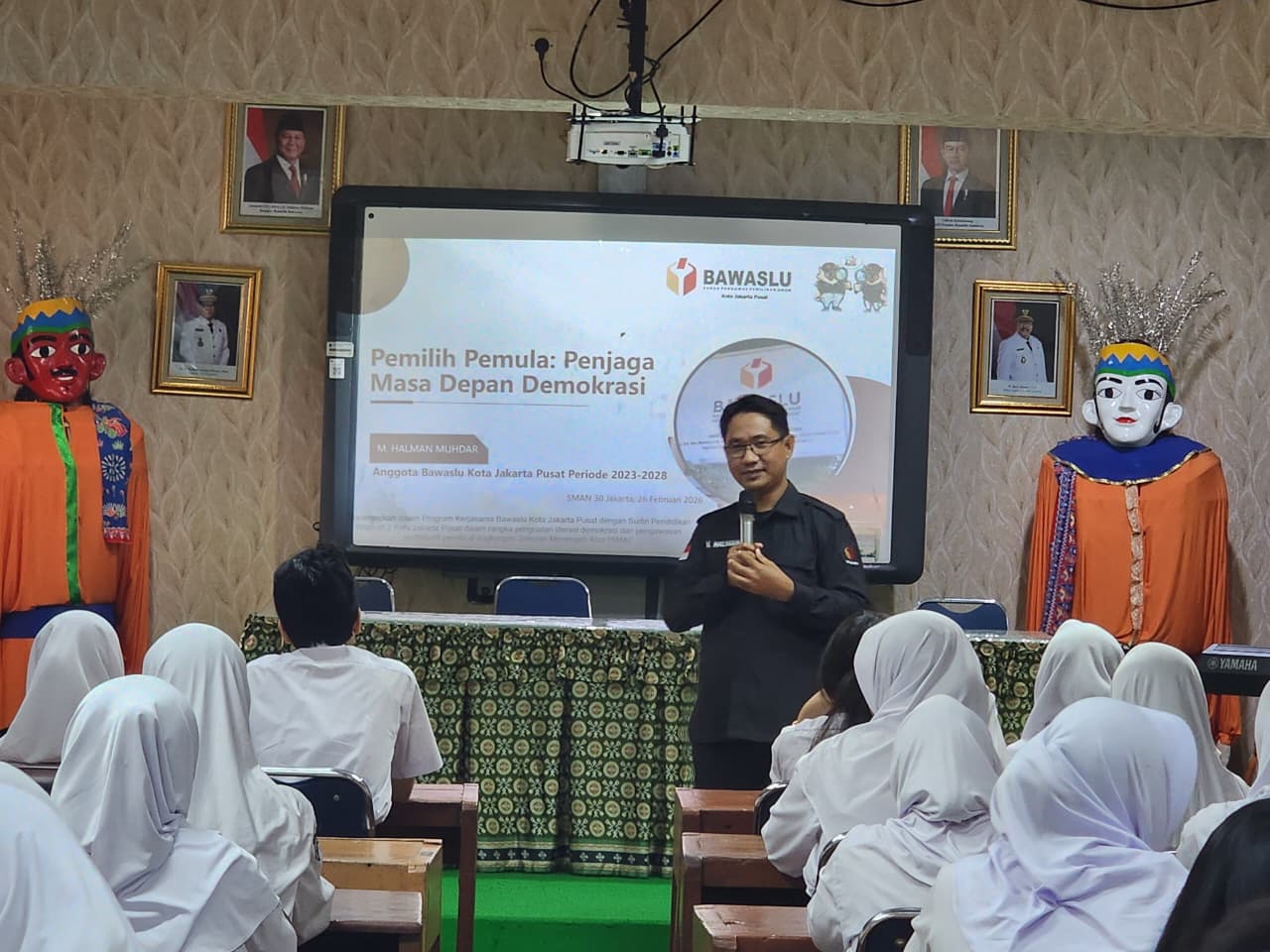 Koordinator Divisi Pencegahan, Partisipasi Masyarakat, dan Hubungan Masyarakat Bawaslu Kota Jakarta Pusat saat membawakan materi di SMAN 30 Jakarta