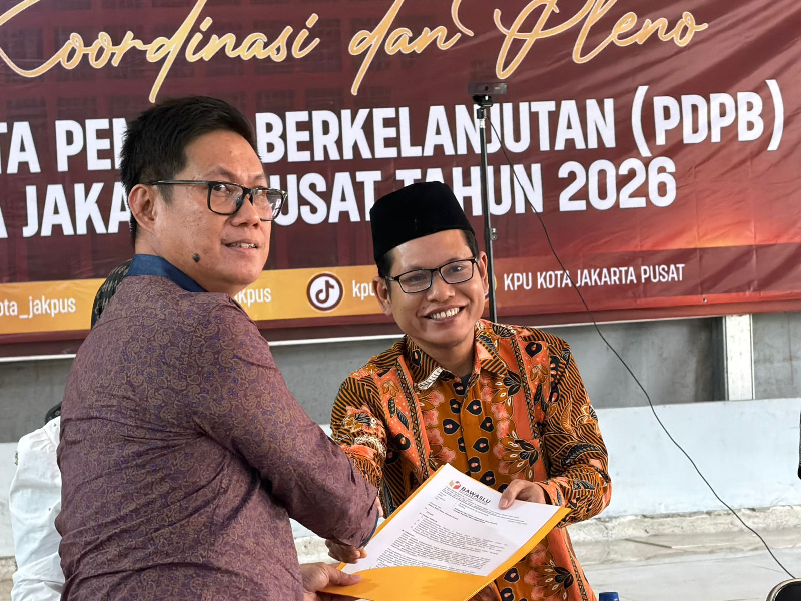 Ketua Bawaslu Jakarta Pusat menyerahkan surat imbauan kepada KPU Jakarta Pusat