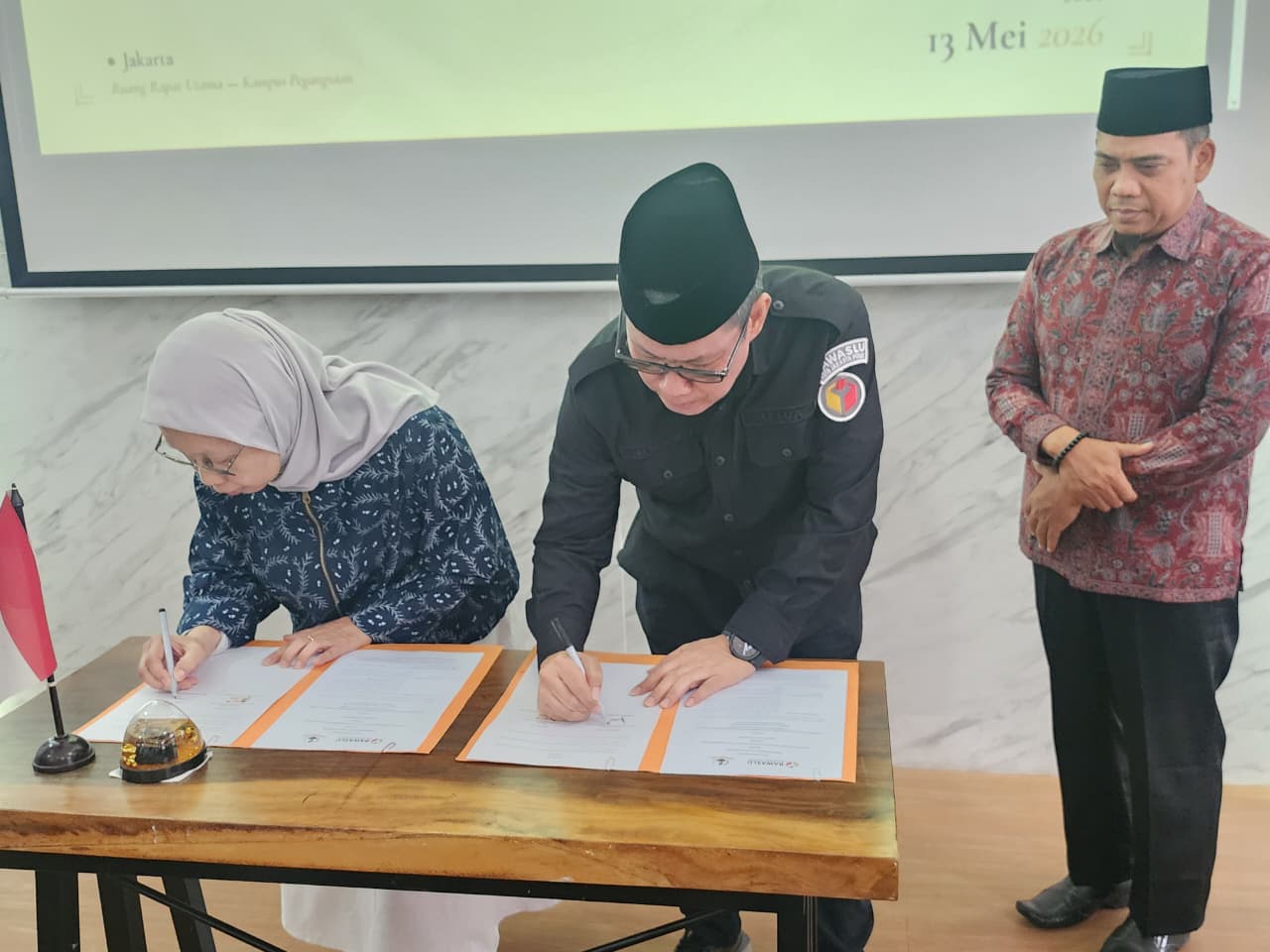 Penandatanganan MoU antara Bawaslu Kota Jakarta Pusat dengan Universitas Bung Karno