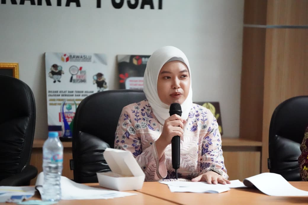 Anggota Bawaslu Jakarta Pusat, Widya Rastika Wulan saat memberikan pembekalan bagi peserta P2P