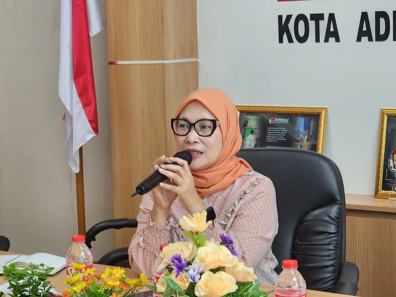 Anggota Bawaslu Provinsi DKI Jakarta, Rini Rianti saat memberikan arahan dalam monev.