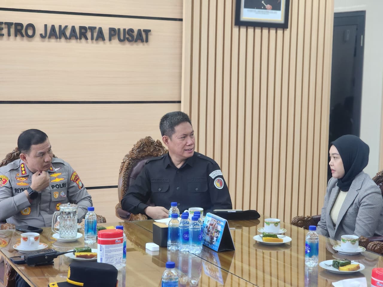 Dari kiri ke kanan: Kapolres Metro Jakarta Pusat, Ketua Bawaslu Kota Jakarta Pusat, dan Anggota Bawaslu Kota Jakarta Pusat.