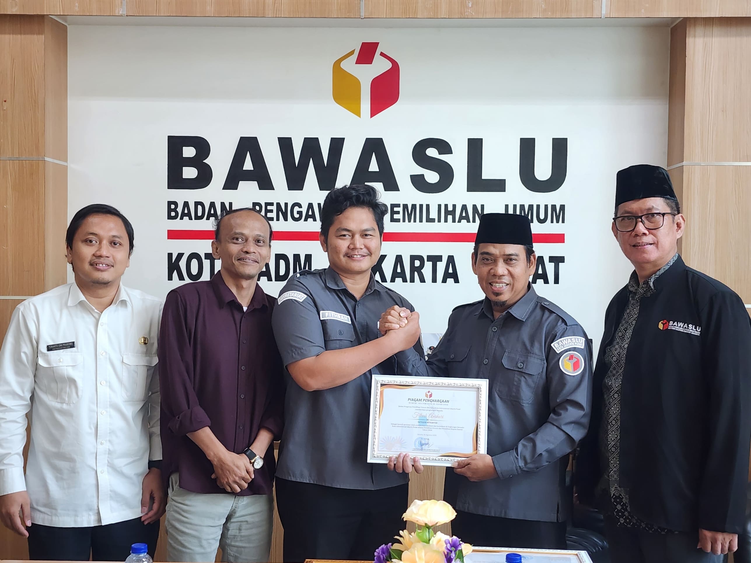 Pemberian penghargaan kepada pegawai atas capaian dan kontribusi terhadap lembaga.