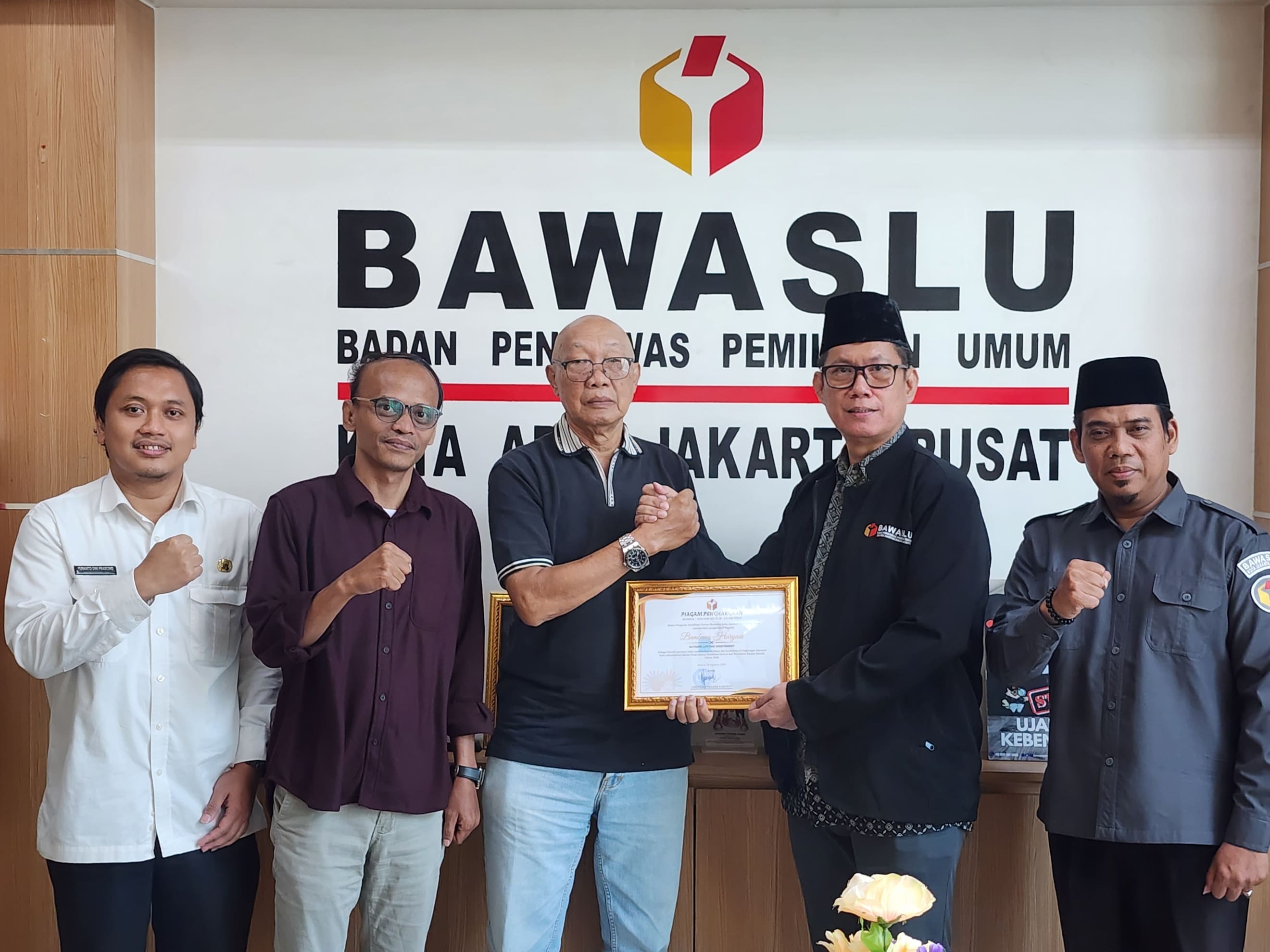Eks Pegawai Bawaslu Jakarta Pusat, Bambang Hariyadi menerima penghargaan kategori Lifetime Achievement.