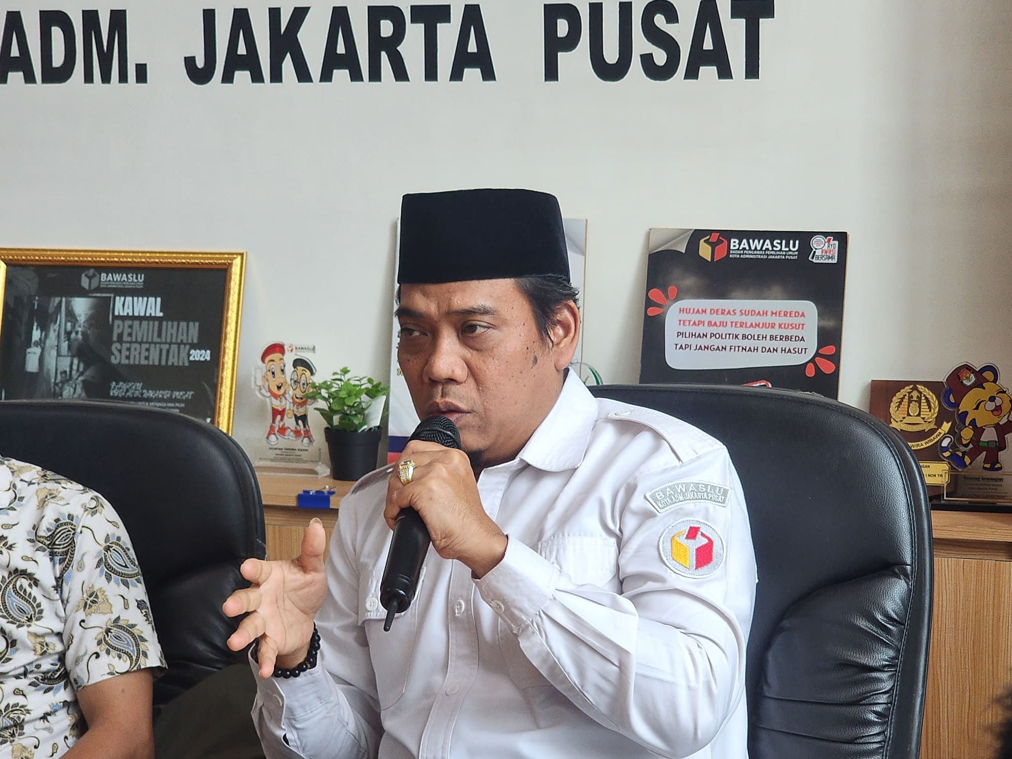 Anggota Bawaslu Jakarta Pusat, Wahidin dalam DIKTUM.