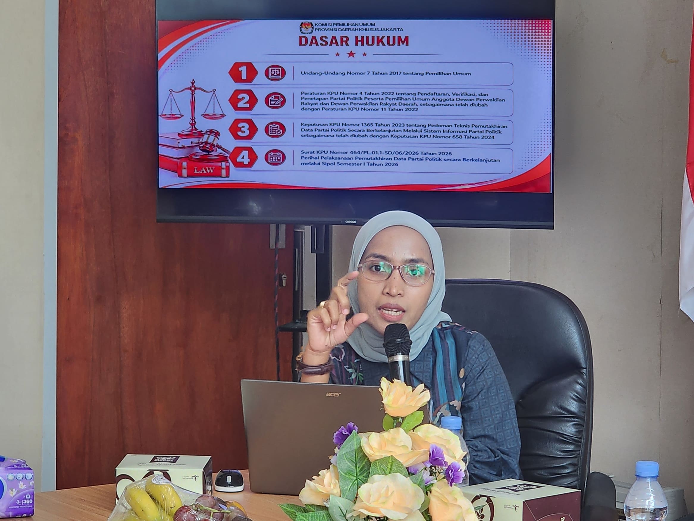 Anggota KPU Jakarta Pusat, Fitriani saat sedang memberikan pemaparan terkait SIPOL.