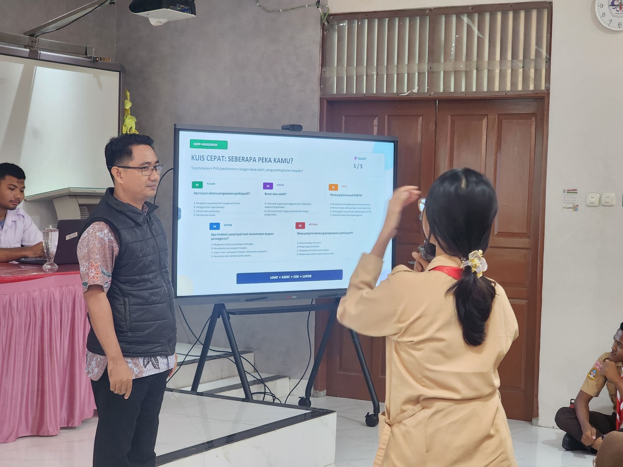 Anggota Bawaslu Jakarta Pusat, M. Halman Muhdar saat melakukan kuis singkat kepada siswa