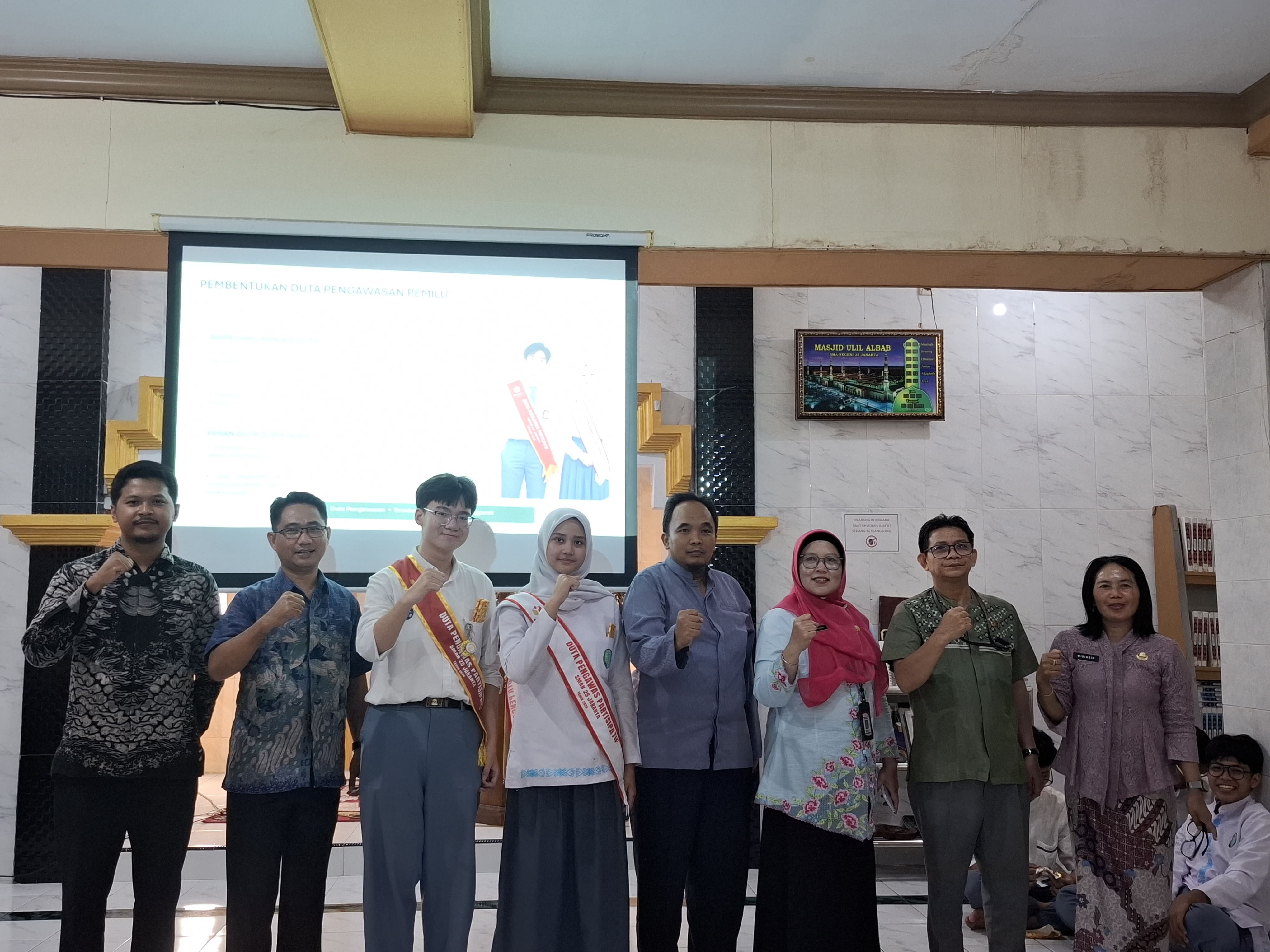 Foto Bersama dengan Duta Pengawas Partisipatif SMAN 25 Jakarta