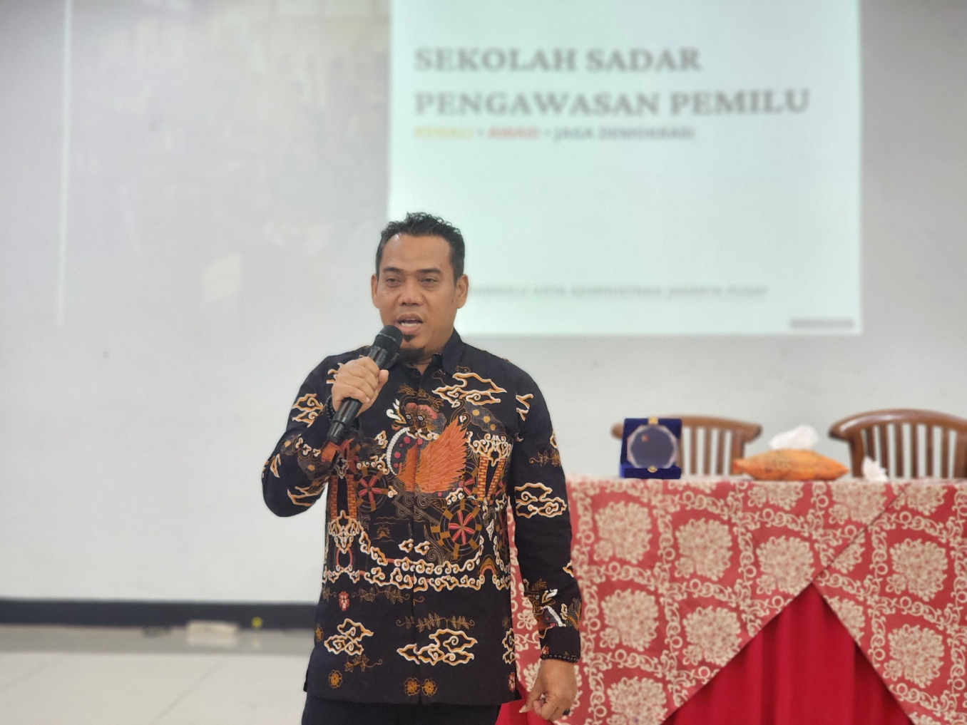Anggota Bawaslu Jakarta Pusat, Wahidin saat ajak siswa untuk berperan aktif dalam pengawasan pemilu.