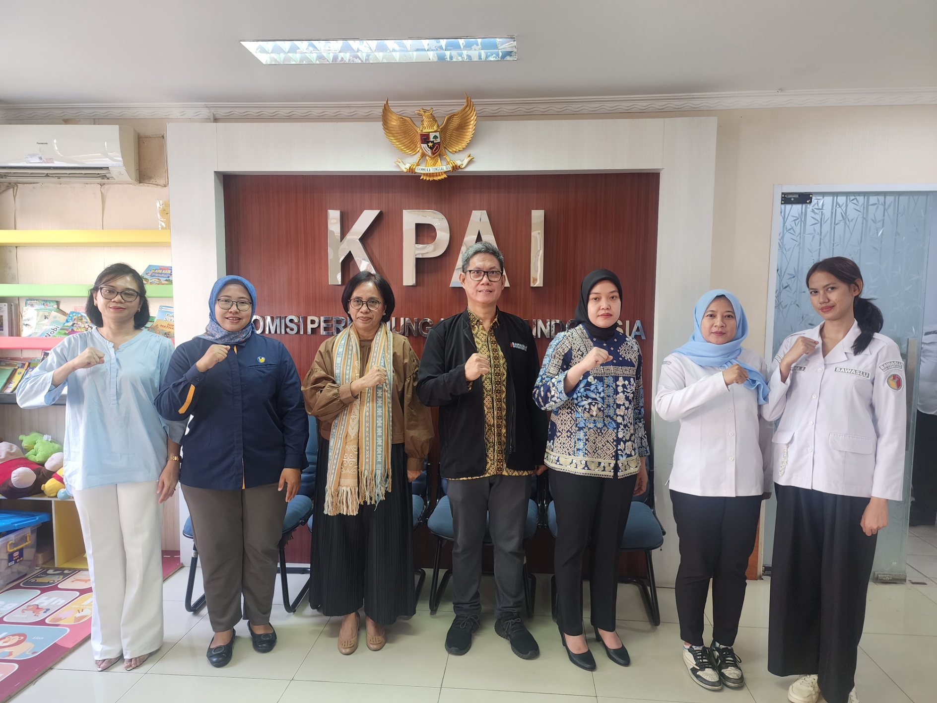 Foto bersama dalam audiensi antara Bawaslu Jakarta Pusat dengan KPAI