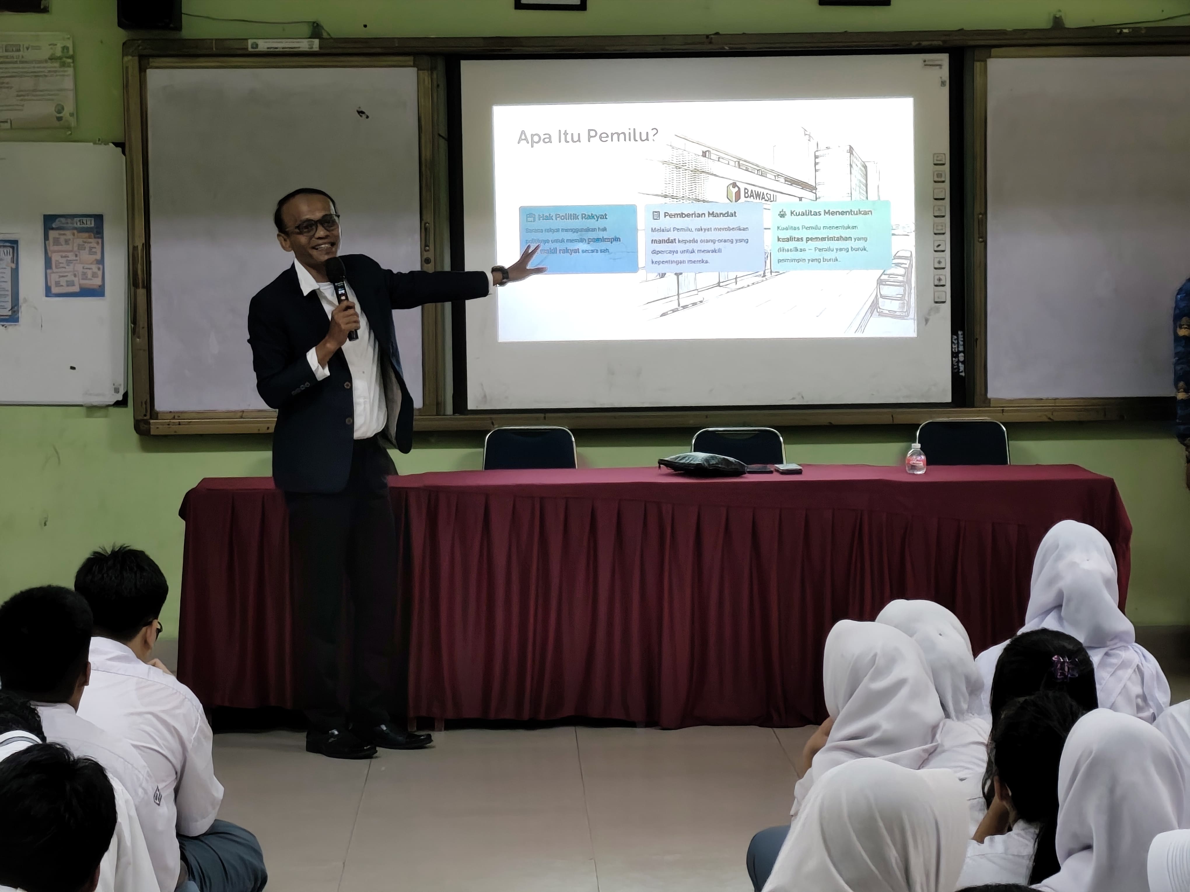 Anggota Bawaslu Jakarta Pusat, Dimas Triyanto Putro saat membawakan materi