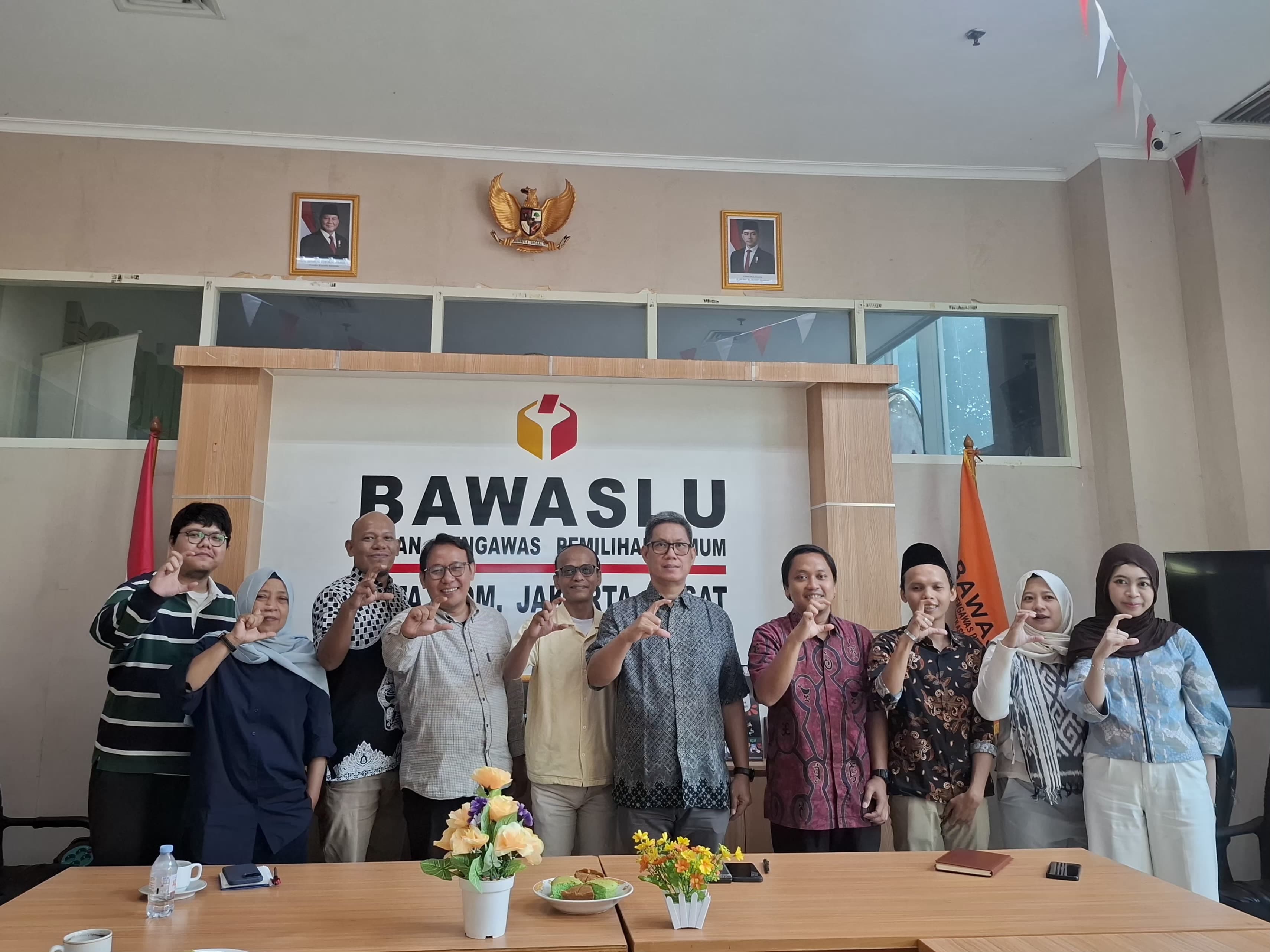 Foto Bersama Bawaslu Jakarta Pusat dengan Komisi Informasi Provinsi DKI Jakarta