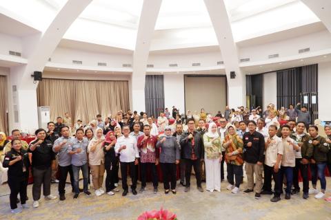 Foto Bersama Keluarga Besar Bawaslu Kota Jakarta Pusat