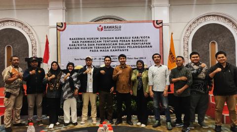 Foto Bersama Perwakilan Bawaslu Jakarta Pusat saat Hadiri Rakernis Hukum Bawaslu DKI Jakarta (29/9).