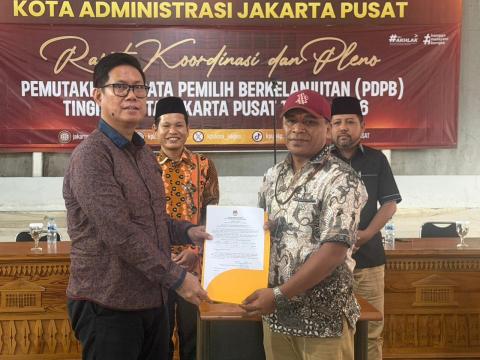 Penyerahan salinan BA Pleno PDPB Triwulan I Tahun 2026 oleh KPU Kota Jakarta Pusat