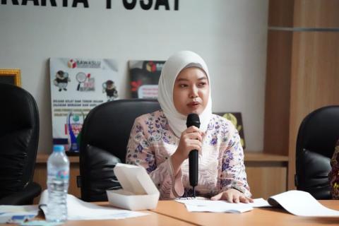 Anggota Bawaslu Jakarta Pusat, Widya Rastika Wulan saat memberikan pembekalan bagi peserta P2P