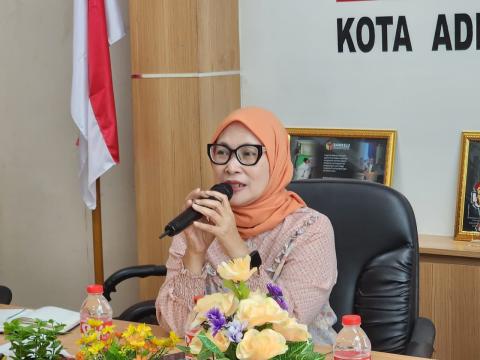 Anggota Bawaslu Provinsi DKI Jakarta, Rini Rianti saat memberikan arahan dalam monev.