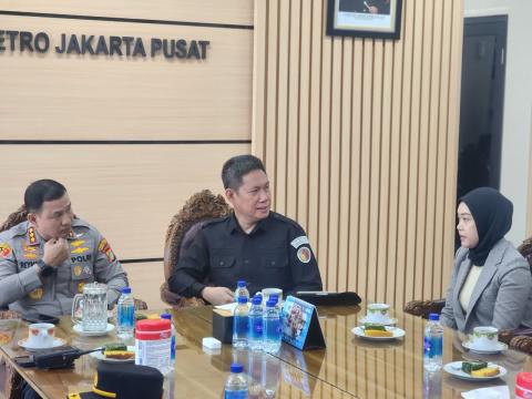 Dari kiri ke kanan: Kapolres Metro Jakarta Pusat, Ketua Bawaslu Kota Jakarta Pusat, dan Anggota Bawaslu Kota Jakarta Pusat.