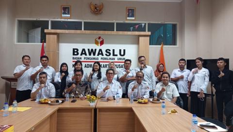 Foto bersama dalam Monev Bawaslu Provinsi DKI Jakarta
