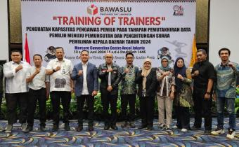 Foto Bersama Jajaran Bawaslu Jakpus bersama Komisioner Bawaslu DKI Jakarta