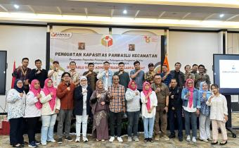 Foto Bersama Anggota Bawaslu Jakarta Pusat, Narasumber dan Seluruh Peserta.