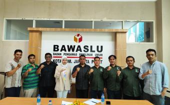 Foto Bersama Anggota Bawaslu Jakarta Pusat dengan KAHMI Jakarta Pusat pada audiensi di kantor Sekretariat Bawaslu Jakarta Pusat. (9/8)