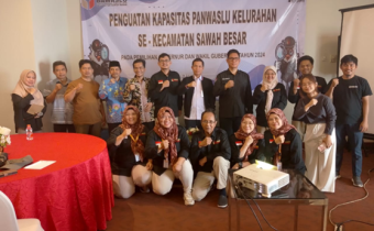 Foto Bersama Ketua Bawaslu Kota Jakarta Pusat bersama Narasumber dan Peserta Kegiatan Penguatan Kapasitas Pengawas Pemilihan Lapangan (PPL) se-Kecamatan Sawah Besar