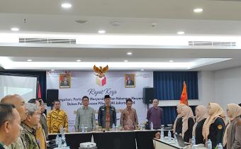 Foto saat menanyanyikan lagu Indonesia Raya dan Mars Bawaslu dalam kegiatan Rapat Kerja Pencegahan dengan Stakeholder dalam rangka Pelaksanaan Pilkada DKI Jakarta 2024, Kamis. (29/8)