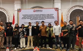 Foto Bersama Perwakilan Bawaslu Jakarta Pusat saat Hadiri Rakernis Hukum Bawaslu DKI Jakarta (29/9).