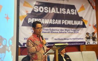 M. Halman Muhdar (Koordinator Divisi Pencegahan, Partisipasi Masyarakat, dan Hubungan Masyarakat Bawaslu Kota Jakarta Pusat) saat memberikan arahan dalam kegiatan Sosialisasi Pengawasan Pemilihan