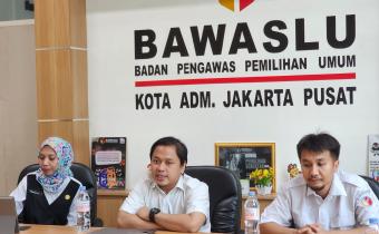 Kepala Sekretariat Bawaslu Jakarta Pusat, Yunanto Dwi Prabowo (Tengah) saat memimpin rapat