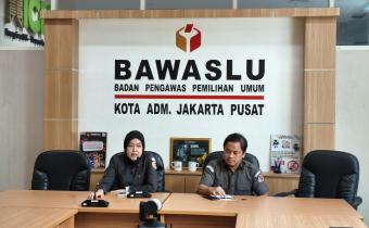 Koordinator Divisi SDM Organisasi dan Diklat, Widya Rastika Wulan(Kiri) saat memimpin jalannya rapat.
